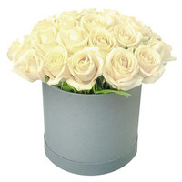 Arrangement of white roses Pearl of Beauty