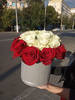 Фото 1. Доставка композиции из красных с белыми роз в коробке в Днепр, Украина. florist.com.ua