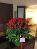 Фото 1. Корзина красных роз доставленная службой florist.com.ua в Грецию, на Крит