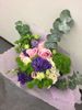 Фото сборного букета из роз, эустомы, хризантемы, эвкалипта в упаковке. Доставка в Нью-Йорк, США